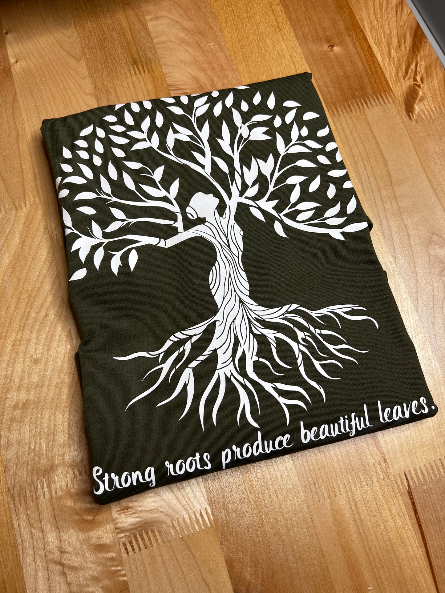 STRONG ROOTS TEE - MOM-STA